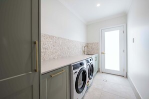 Interior - Sunningdale - Pool Entertainer, Luxurious Living (Dubbo)