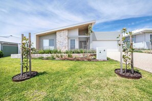 Exterior - Sunningdale - Pool Entertainer, Luxurious Living (Dubbo)