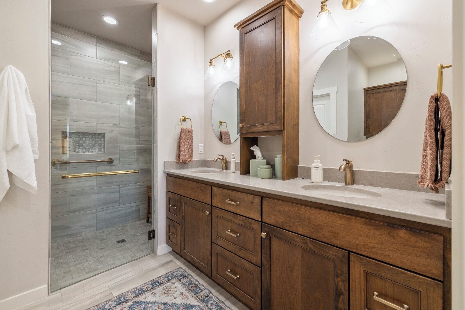 Douche, sèche-cheveux, serviettes fournies, savon