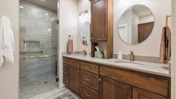 Douche, sĂšche-cheveux, serviettes fournies, savon