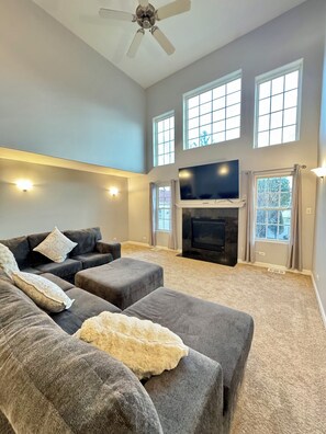 Smart TV, chimenea, futbolito y tenis de mesa 