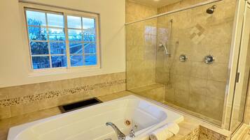 Douche, baignoire Ă jets, sĂšche-cheveux, serviettes fournies