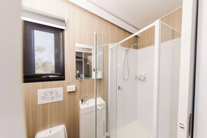 Douche, sèche-cheveux, serviettes fournies