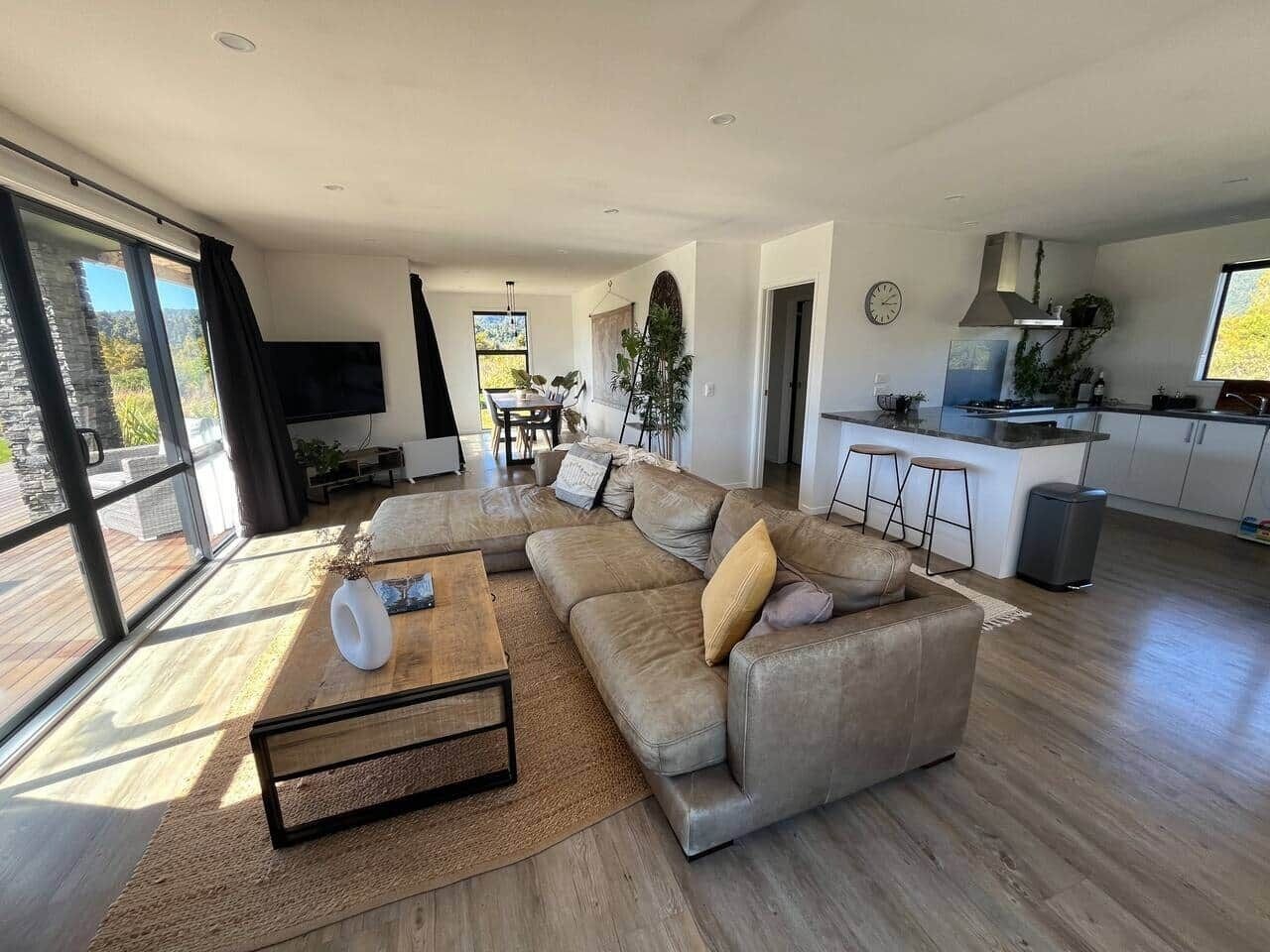 Una televisión, una chimenea