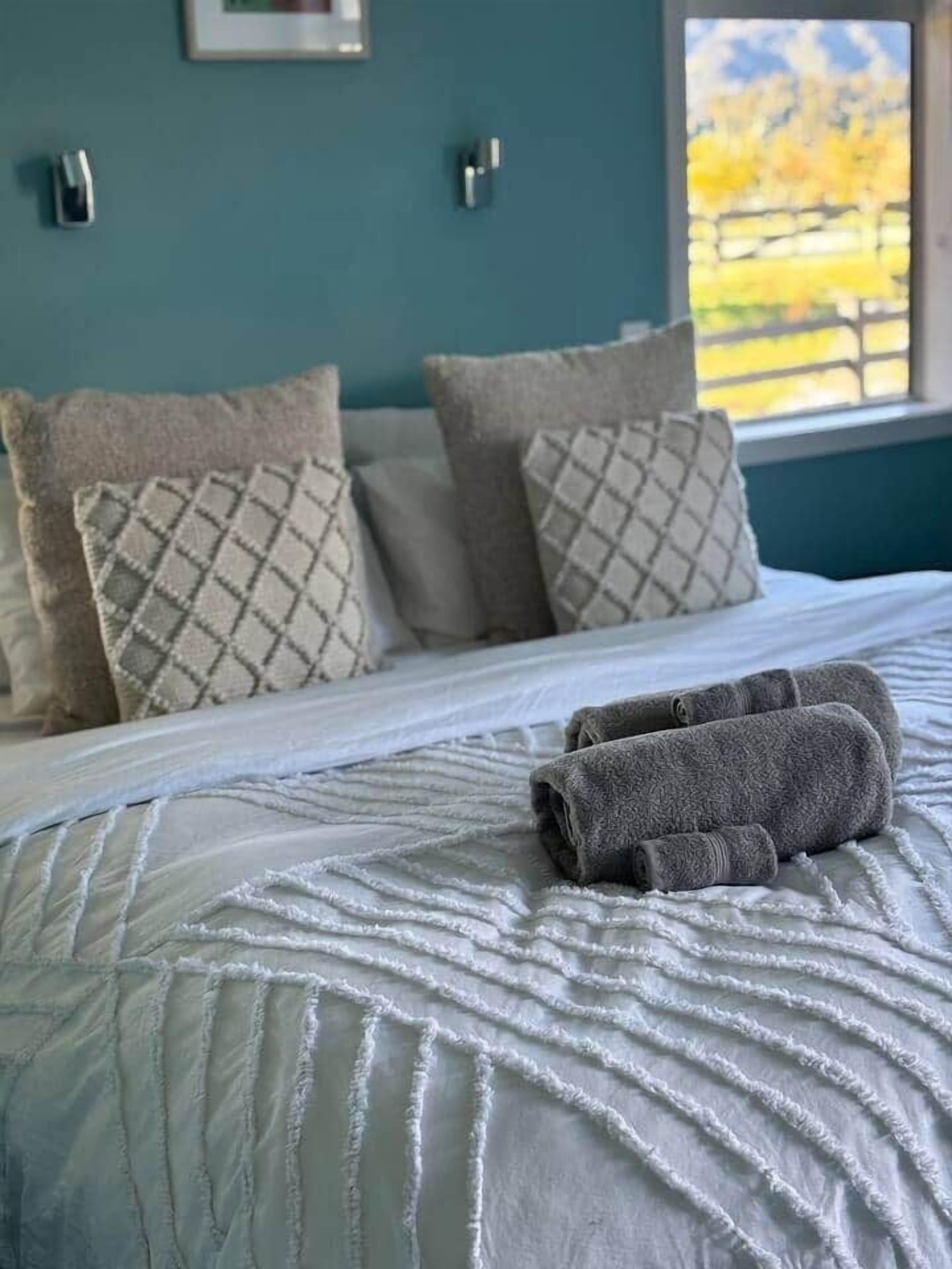 Iron/ironing board, WiFi, bed sheets