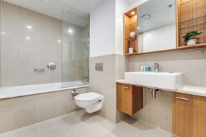 Hair dryer, towels - Premium Viaduct Waterfront Abode | Pool & Parking (Auckland CBD)