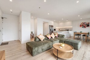 TV - Premium Viaduct Waterfront Abode | Pool & Parking (Auckland CBD)