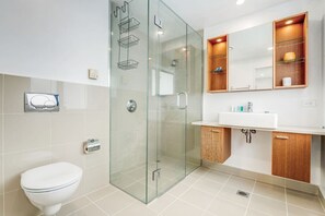 Hair dryer, towels - Premium Viaduct Waterfront Abode | Pool & Parking (Auckland CBD)