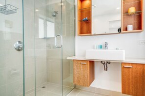 Hair dryer, towels - Premium Viaduct Waterfront Abode | Pool & Parking (Auckland CBD)