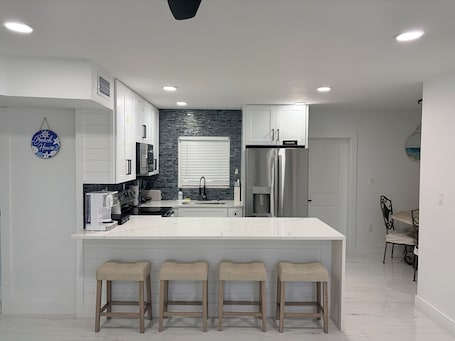 Fridge, microwave, oven, stovetop. PINECRAFT AREA. Huge and private backyard. Near beach. 5 beds.