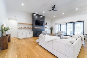 Smart TV, fireplace - Luxury Waterfront Retreat in Schofield (Schofield)
