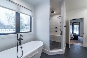 Douche, séchoir à cheveux, serviettes fournies, savon