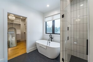 Douche, séchoir à cheveux, serviettes fournies, savon