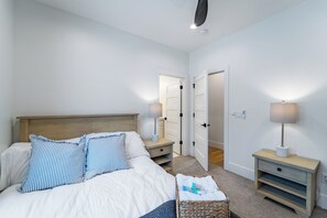 4 bedrooms, iron/ironing board, WiFi, bed sheets - Luxury Waterfront Retreat in Schofield (Schofield)