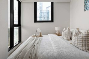 2 bedrooms, iron/ironing board, WiFi, bed sheets - Chic 2BR City Stay, Amazing Views & Parking (Southbank)