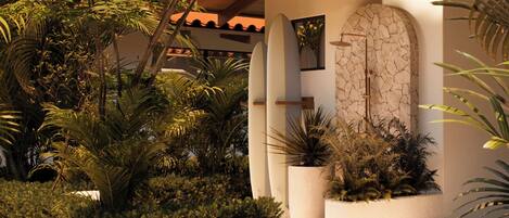 Vista frontal de la propiedad