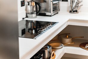 Grand réfrigérateur, plaque de cuisson