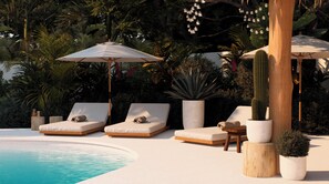 Outdoor pool, sun loungers - Serena Nosara Beach Retreat (Nosara)