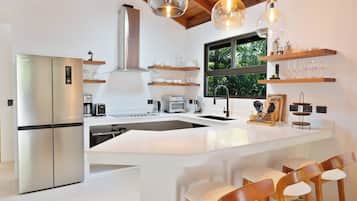 ثلاجة/مجمد بحجم كبير، موقد طهي مسطح، مستلزمات طهي/أطباق/أوعية