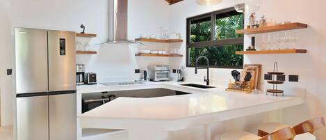 Täysikokoinen jääkaappi, liesi, keittoastiat/astiat/ruokailuvälineet