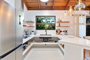 Großer Kühlschrank, Herdplatte, Kochgeschirr/Geschirr/Besteck