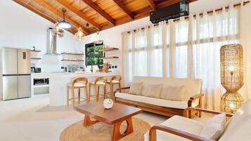 ثلاجة/مجمد بحجم كبير، موقد طهي مسطح، مستلزمات طهي/أطباق/أوعية