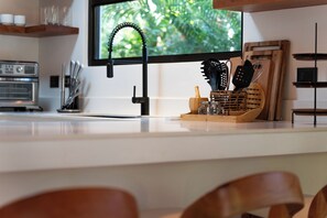 Stort kylskåp, spishäll, kaffe- och tebryggare och vattenkokare
