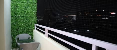 Skrivebord, skrivebord for bærbar PC og wi-fi (inkludert)