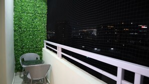 Escriptori, espai de treball apte per a portàtils i wifi gratuïta 