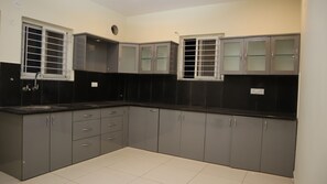 Desk, laptop workspace, free WiFi - D Casa Suites (Hyderabad)