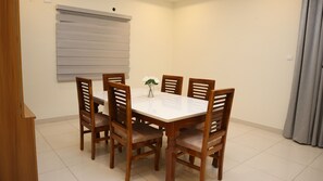 Apartament prèmium, vistes a la ciutat | Zona de menjador de l'habitació