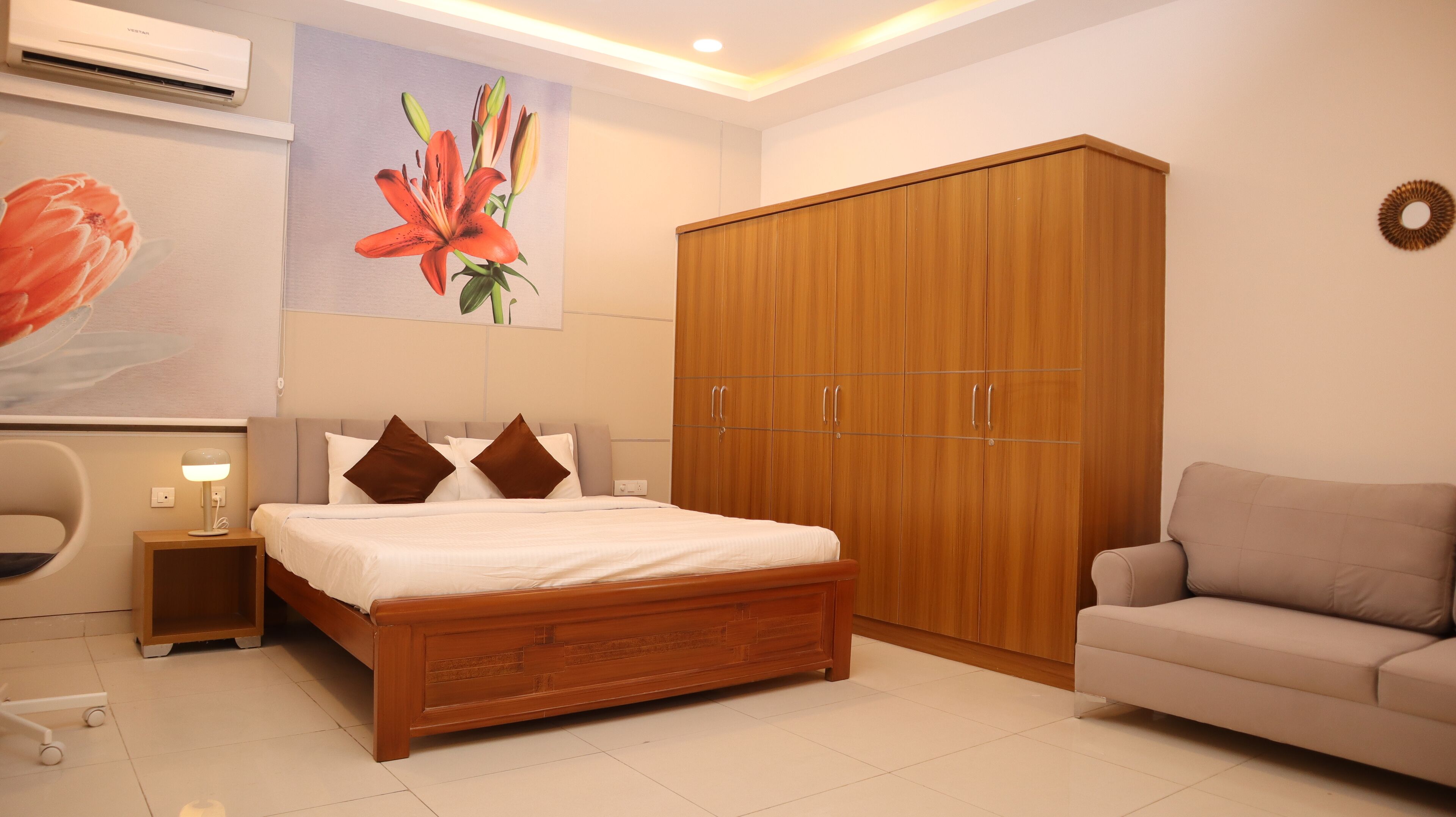 Escriptori, espai de treball apte per a portàtils i wifi gratuïta 