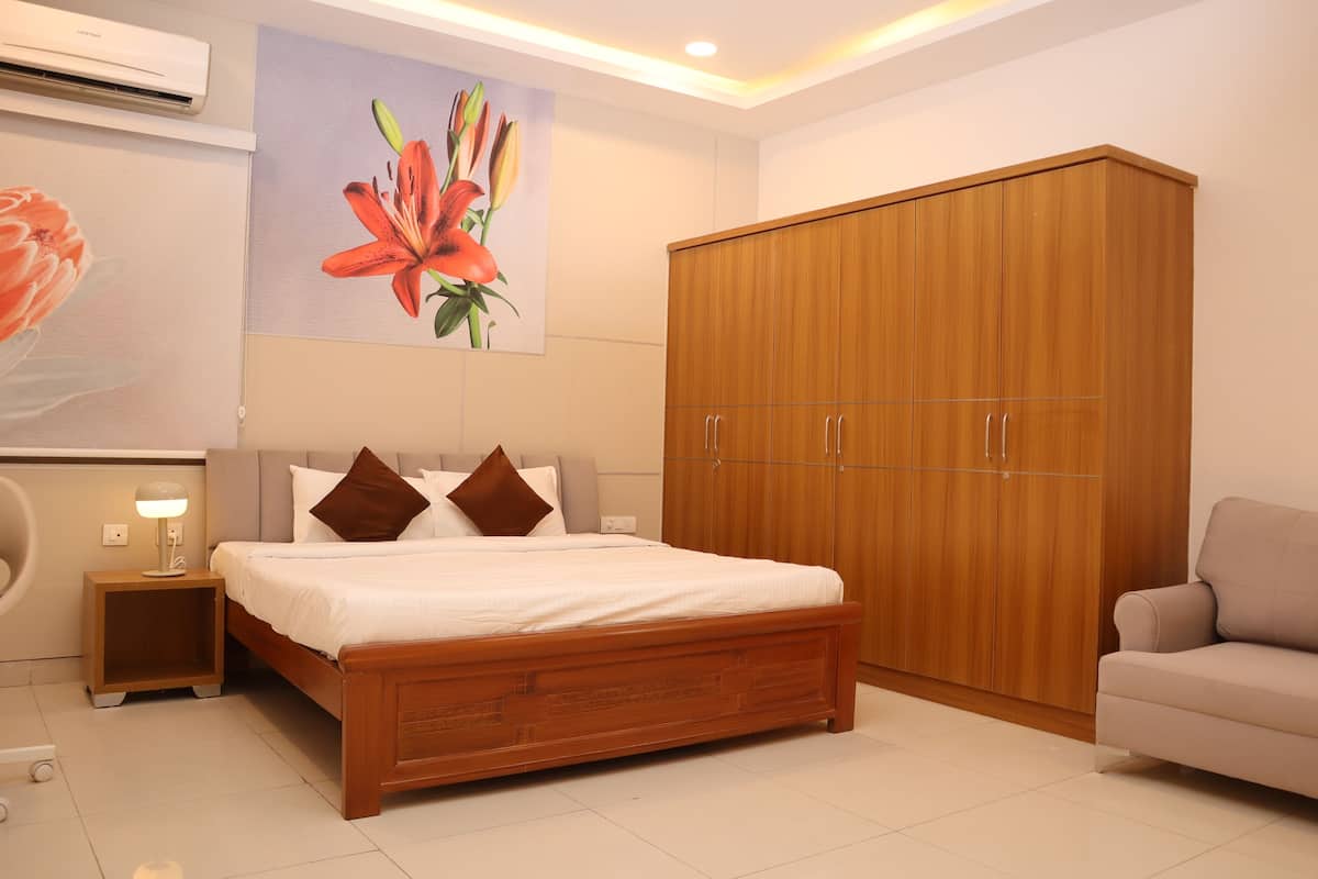 Escriptori, espai de treball apte per a portàtils i wifi gratuïta