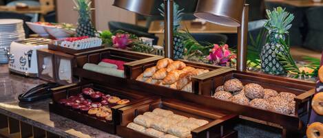 Daily buffet breakfast (CNY 78 per person)