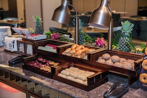 Daily buffet breakfast (CNY 78 per person)