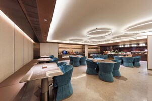 Daily buffet breakfast (CNY 78 per person)