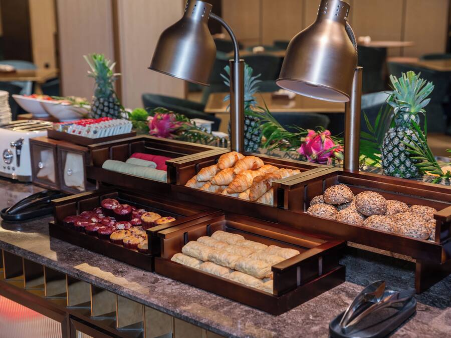 Daily buffet breakfast (CNY 78 per person)