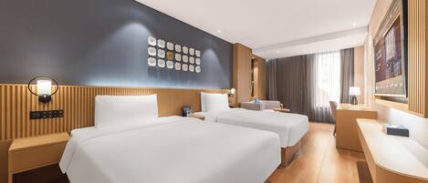 Habitación de hotel con dos camas, un escritorio, una silla, un televisor y una lámpara de pared.