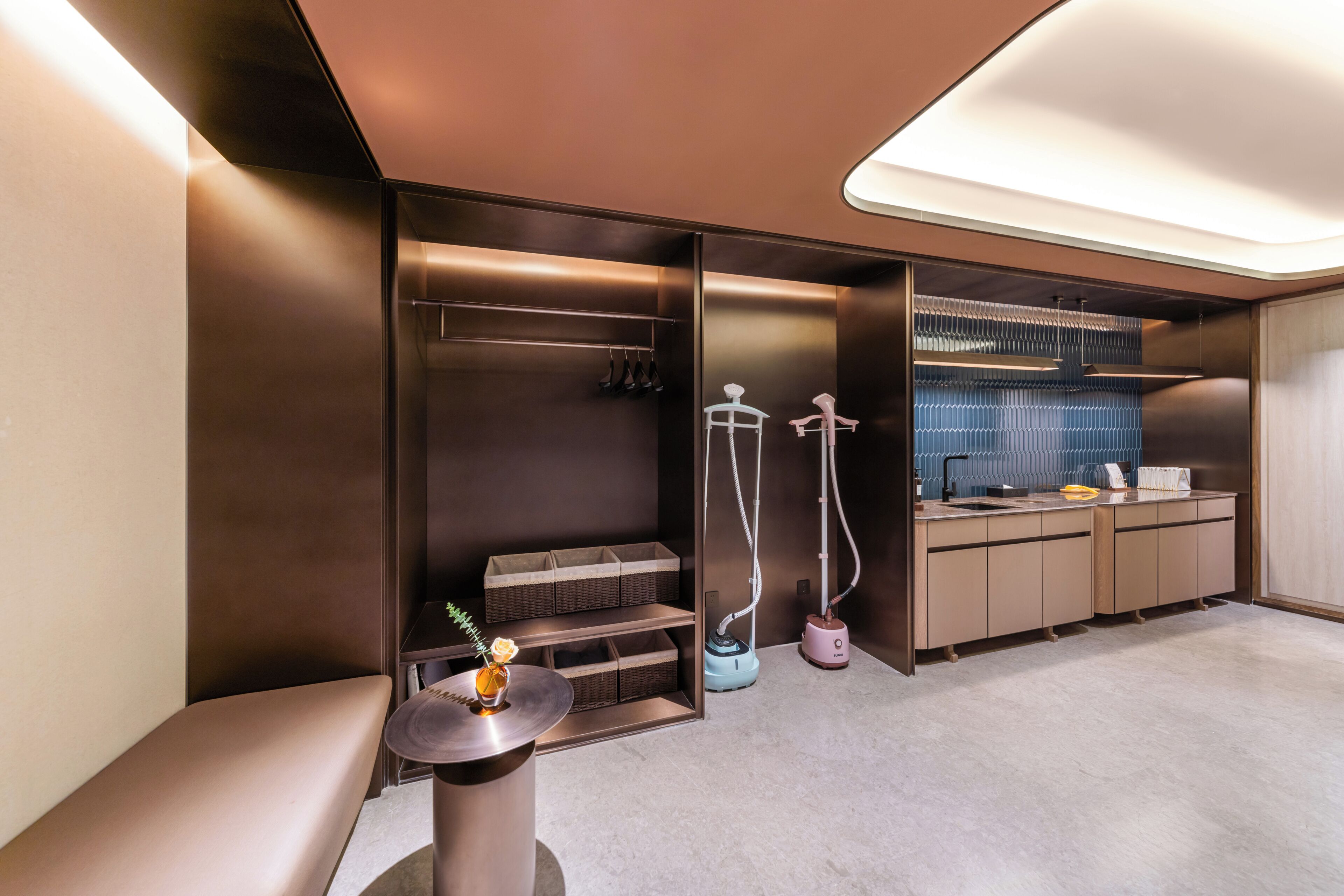Une salle de bain moderne avec un meuble-lavabo, un porte-serviettes et un espace douche.