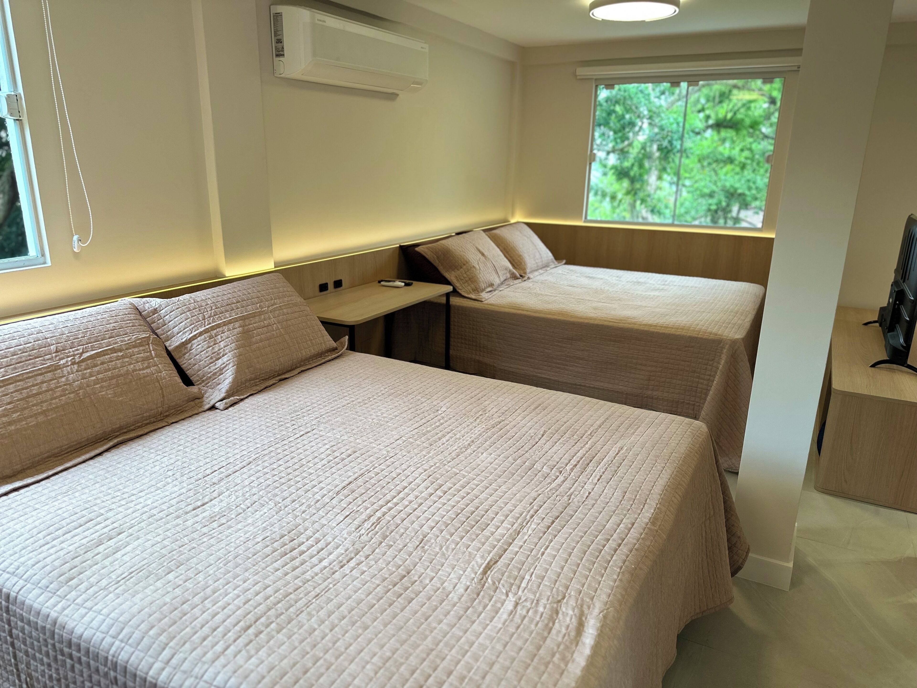 Tabla de planchar con plancha, wifi, ropa de cama