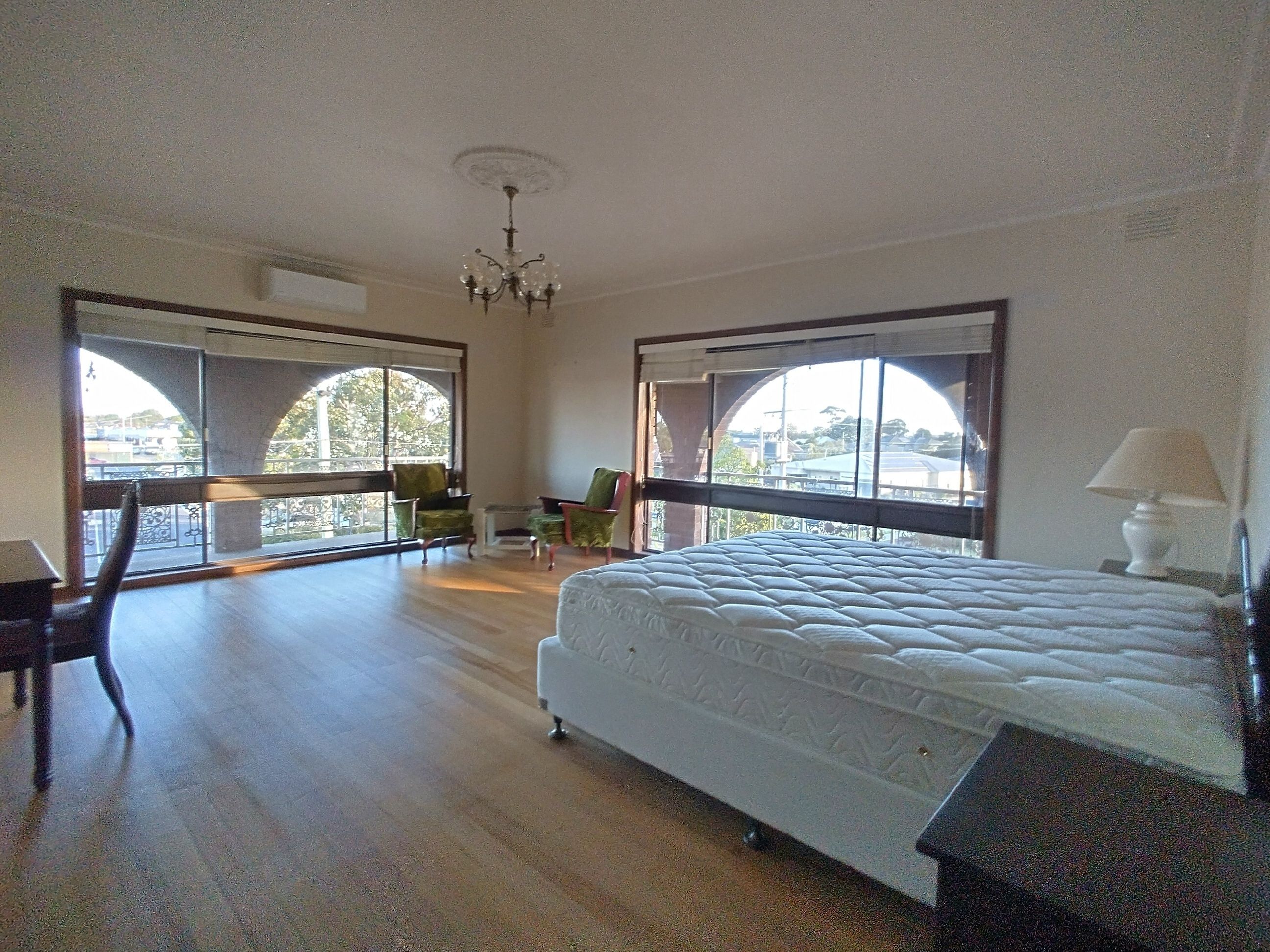 Iron/ironing board, bed sheets