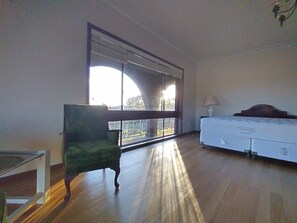 Een strijkplank/strijkijzer, beddengoed