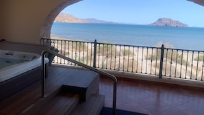 Ein Balkon mit Blick auf das Meer und eine gebirgige Insel.