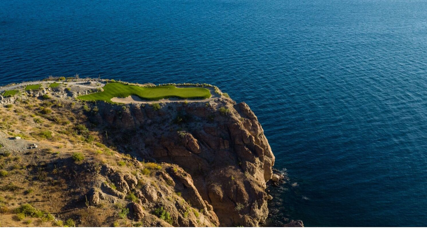 Un acantilado costero con un campo de golf.