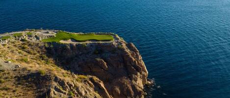 Un acantilado costero con un campo de golf.