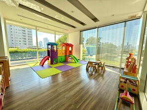 Children’s area - Spacious Cozy 1BR Bathtub, Heart of Thonglor, 48sqm, Infinity Pool (Krung Thep Maha Nakhon)