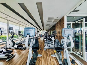 Fitness facility - Spacious Cozy 1BR Bathtub, Heart of Thonglor, 48sqm, Infinity Pool (Krung Thep Maha Nakhon)