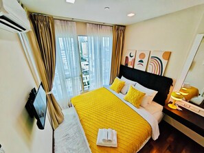 Desk, iron/ironing board, free WiFi, bed sheets - Spacious Cozy 1BR Bathtub, Heart of Thonglor, 48sqm, Infinity Pool (Krung Thep Maha Nakhon)