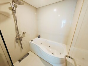 Jetted bath, hair dryer, bidet, towels - Spacious Cozy 1BR Bathtub, Heart of Thonglor, 48sqm, Infinity Pool (Krung Thep Maha Nakhon)