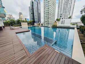 Outdoor pool - Spacious Cozy 1BR Bathtub, Heart of Thonglor, 48sqm, Infinity Pool (Krung Thep Maha Nakhon)